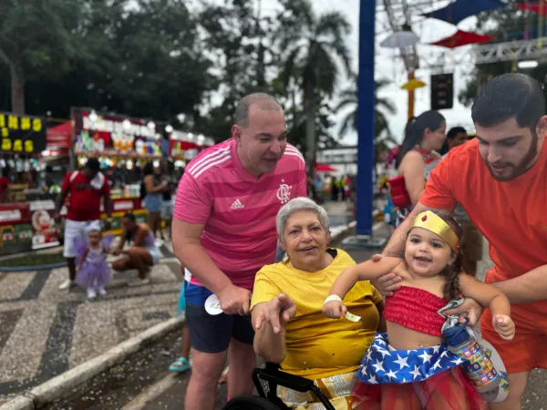 Idosa de 71 anos comemora alta hospitalar durante folia com a neta no Carnaval de Rio Branco