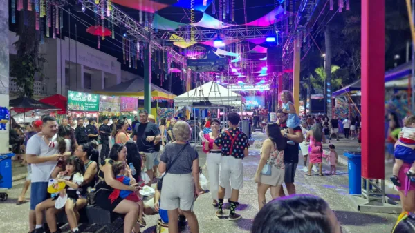 Foliões começam a lotar a Passarela do Samba na 4ª noite de Carnaval em Rio Branco; FOTOS