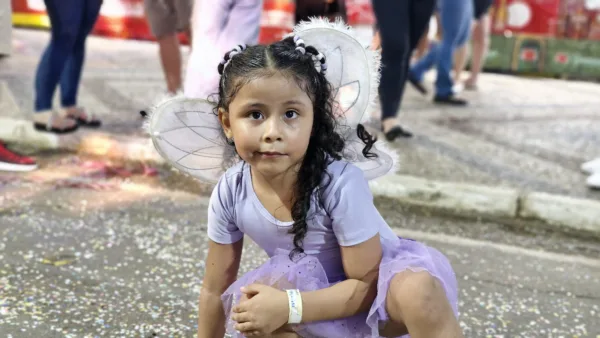 Foliões começam a lotar a Passarela do Samba na 4ª noite de Carnaval em Rio Branco; FOTOS