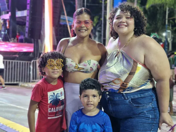 Foliões começam a lotar a Passarela do Samba na 4ª noite de Carnaval em Rio Branco; FOTOS