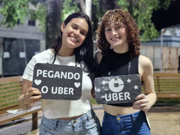 Foliões começam a lotar a Passarela do Samba na 4ª noite de Carnaval em Rio Branco; FOTOS