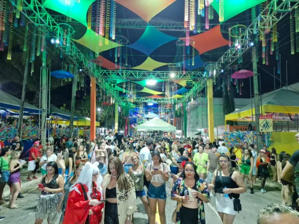 Foliões começam a lotar a Passarela do Samba na 4ª noite de Carnaval em Rio Branco; FOTOS