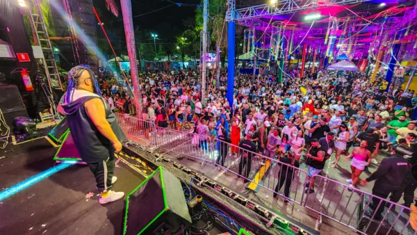 Foliões lotam Passarela do Samba ao som de Os Cobras Dance na 4ª noite de Carnaval em Rio Branco