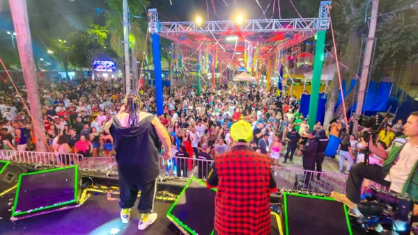 Foliões lotam Passarela do Samba ao som de Os Cobras Dance na 4ª noite de Carnaval em Rio Branco