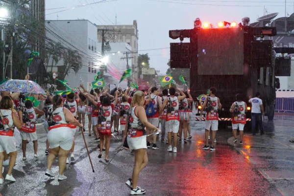 Foliões enfrentam chuva e celebram última noite do Carnaval da Família em Rio Branco