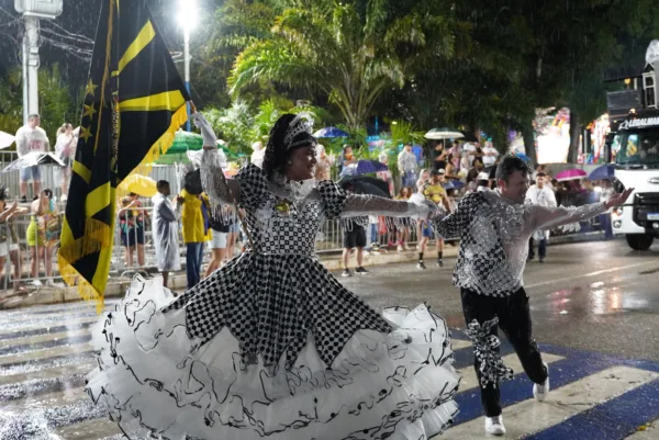 6 é D+ e Unidos do Fuxico fecham apresentações dos blocos carnavalescos