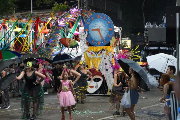 6 é D+ e Unidos do Fuxico fecham apresentações dos blocos carnavalescos