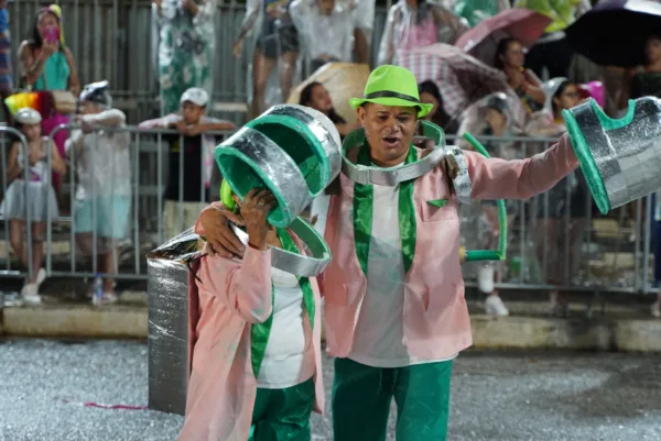 6 é D+ e Unidos do Fuxico fecham apresentações dos blocos carnavalescos