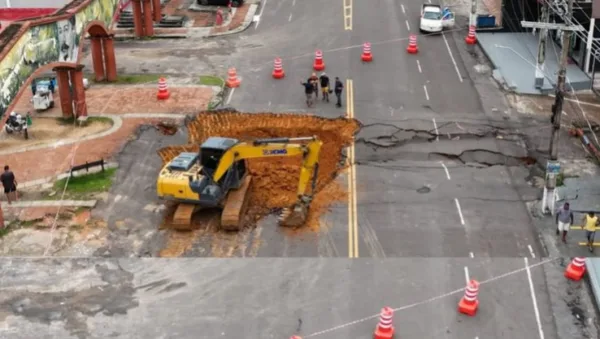 VÍDEO: Cratera se abre no Centro de Cruzeiro do Sul após enxurradas e Prefeitura inicia ações corretivas