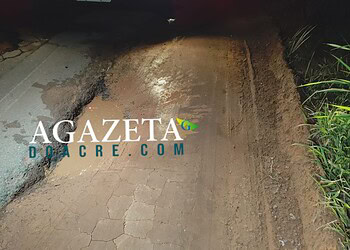 Mulher de 60 anos sofre traumatismo craniano e filha fica ferida após moto cair em buraco na AC-10