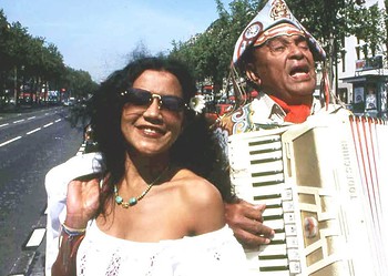 Nazaré Pereira e Luiz Gonzaga nas ruas de Paris, em 1982. Foto: cedida