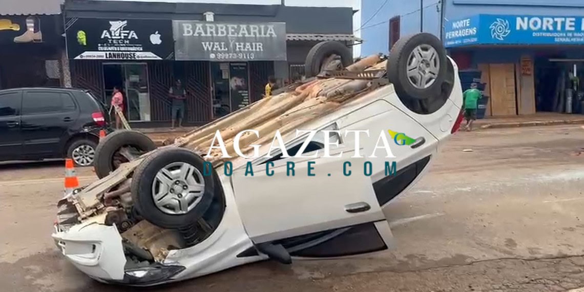 Carro capota e fica com as rodas para cima após colisão na Avenida Sobral em Rio Branco