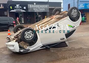 Carro capota e fica com as rodas para cima após colisão na Avenida Sobral em Rio Branco