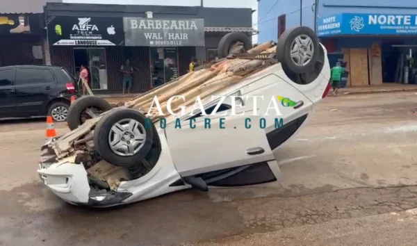 Carro capota e fica com as rodas para cima após colisão na Avenida Sobral em Rio Branco