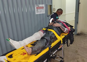 Entregador de lanche sofre fratura na perna após colisão entre carro e moto em Rio Branco