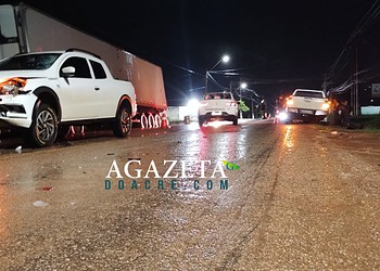 Motociclista fica ferida após colisão com caminhonete na BR-317, no Acre