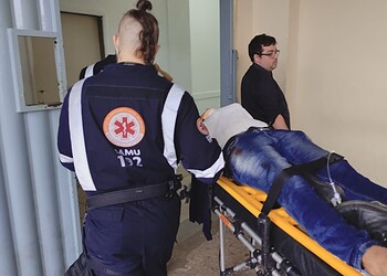 Jovem perde controle do carro em pista molhada e capota na Avenida Amadeo Barbosa