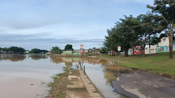 Rio Acre está a apenas 21 cm de transbordar na capital; águas já atingem Bairro da Base