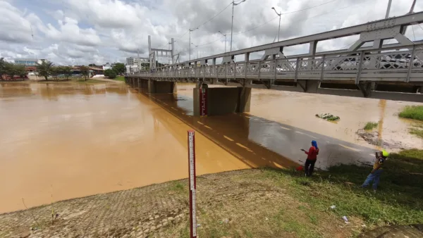 Rio Acre segue subindo na capital e fica ainda mais perto de transbordar