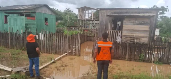 Enchente do Rio Acre já atinge 300 famílias em Rio Branco; 15 precisam de remoção imediata