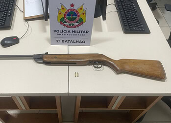 Adolescente de 14 anos é apreendido com arma municiada e inscrição de facção criminosa
