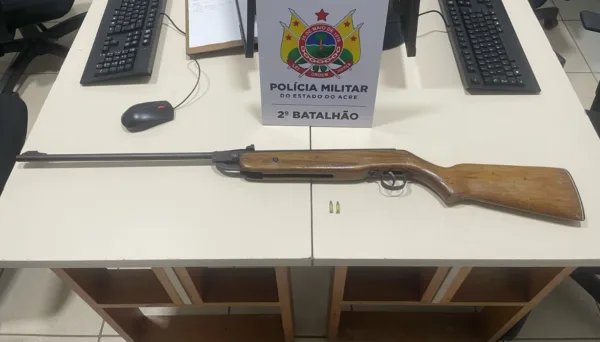 Adolescente de 14 anos é apreendido com arma municiada e inscrição de facção criminosa