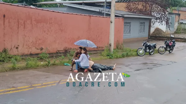 Motociclista é arremessado após colisão com poste em Rio Branco