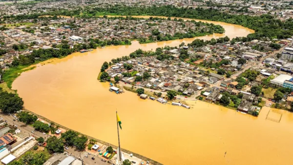 Rio Acre sobe 64 cm em 24h e primeiras famílias começam a ser levadas para Parque de Exposições em Rio Branco