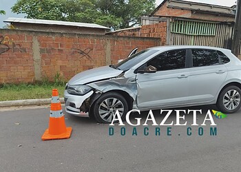 Motociclista perde o controle em curva e se choca contra carro em Rio Branco