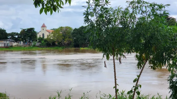 Moradores enfrentam drama com cheia do Rio Acre em Rio Branco