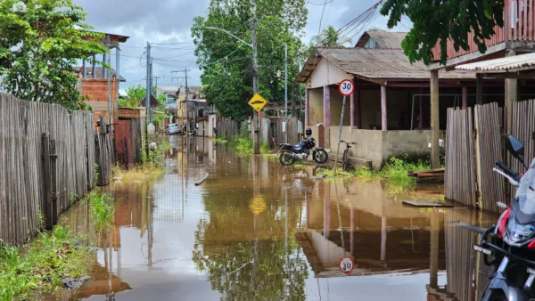 Moradores enfrentam drama com cheia do Rio Acre em Rio Branco