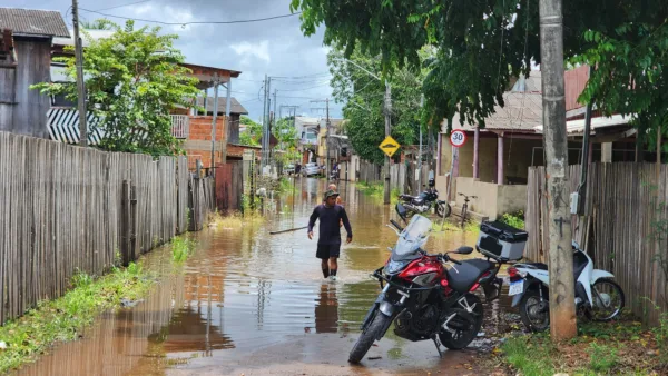 Nível do Rio Acre sobe para 15,64 metros e cheia já afeta cerca de 4 mil famílias em Rio Branco