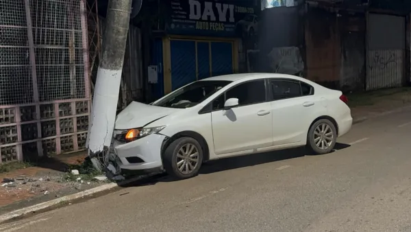 Mulher cochila ao volante após tomar remédio e bate carro contra poste em Rio Branco