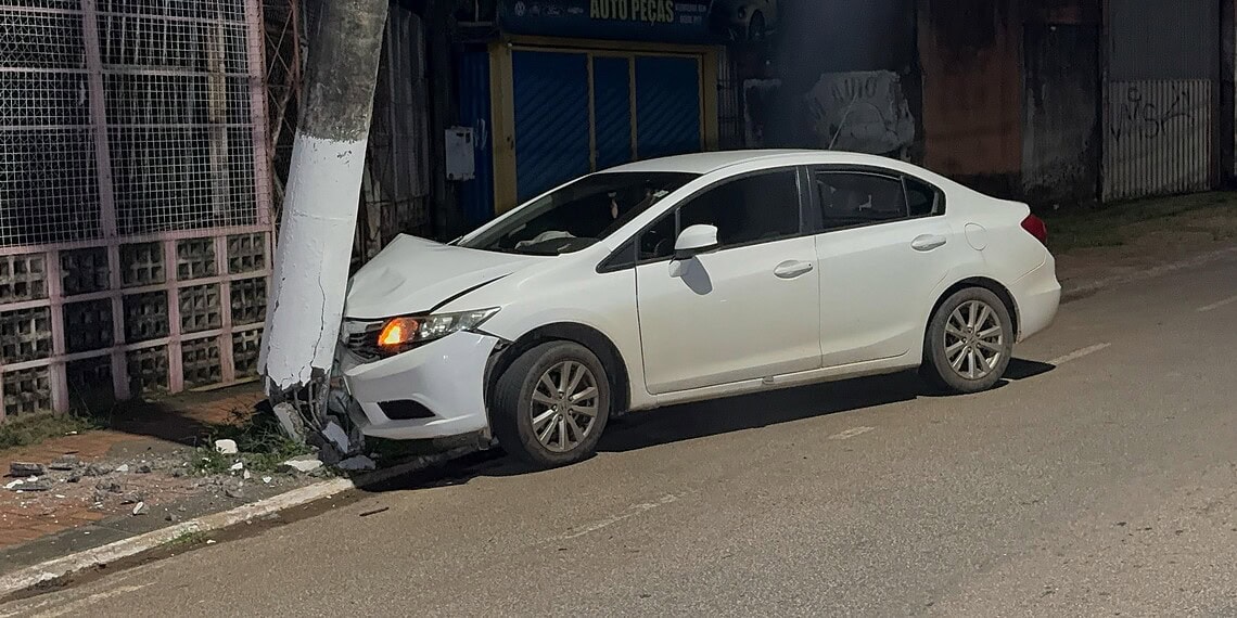 Mulher cochila ao volante após tomar remédio e bate carro contra poste em Rio Branco