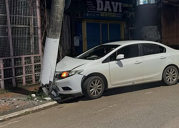 Mulher cochila ao volante após tomar remédio e bate carro contra poste em Rio Branco