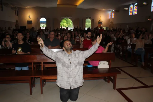 Fiéis católicos se levantam na madrugada durante live de propósito quaresmal com frei Renan