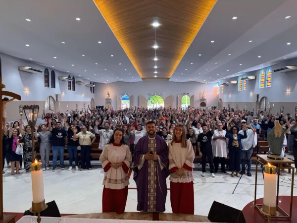 Fiéis católicos se levantam na madrugada durante live de propósito quaresmal com frei Renan