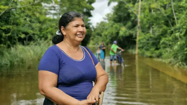 Moradora do Taquari anda 40 minutos na alagação para chegar em casa: 'ilhada'