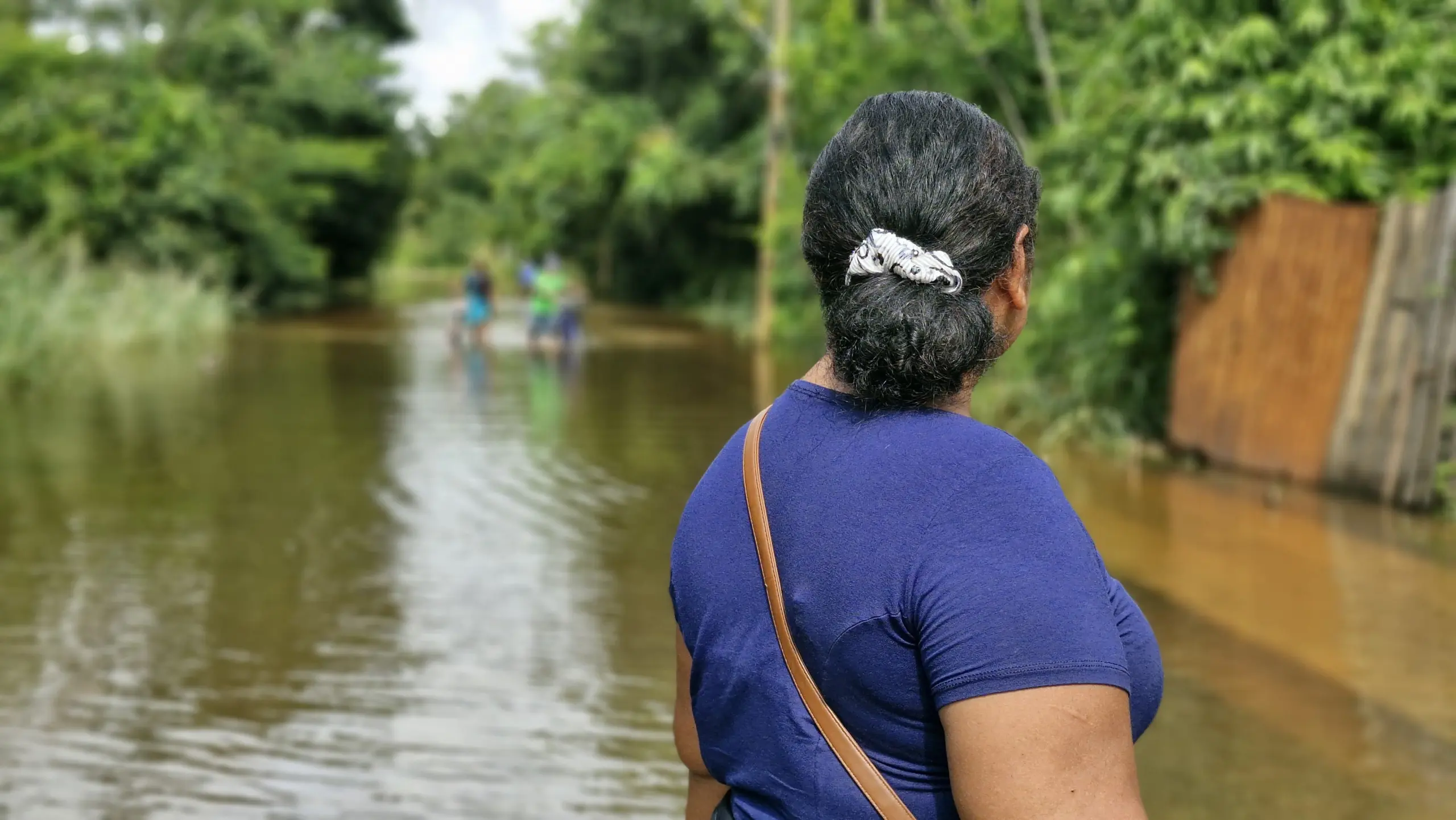 Moradora do Taquari anda 40 minutos na alagação para chegar em casa: 'ilhada'