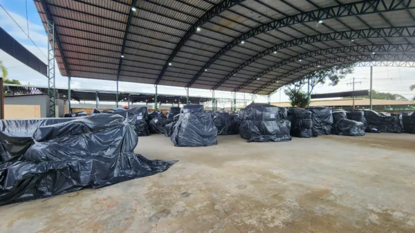 VÍDEO: Moradores abrigados no Parque de Exposições relatam desafios e cobram solução definitiva para as enchentes: 'cansados de sofrer'