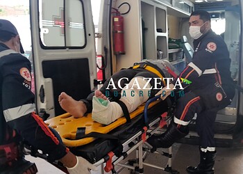 Motociclista sofre fratura após colisão; motorista foge, mas retorna a pé para perguntar sobre vítima