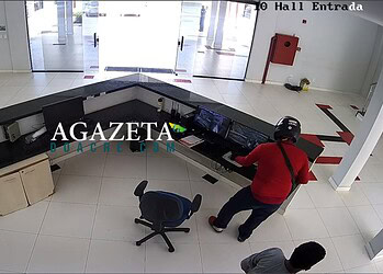 Vídeo mostra ação de bandido que invadiu Ifac e roubou arma de vigilante