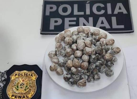 Mulher é presa tentando entrar com 95 trouxinhas de maconha em presídio no Acre