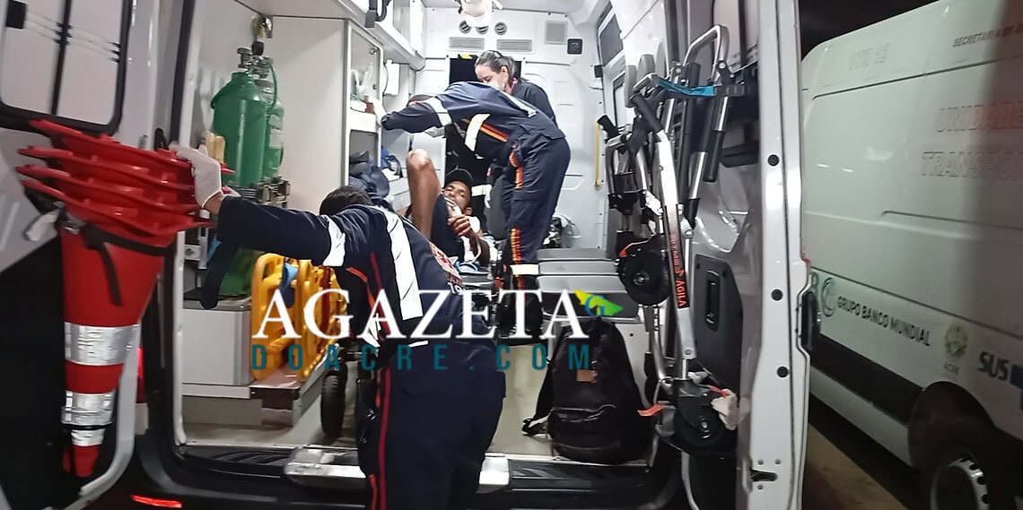 Homem é ferido com facada no peito em via pública e pede ajuda em estacionamento de supermercado