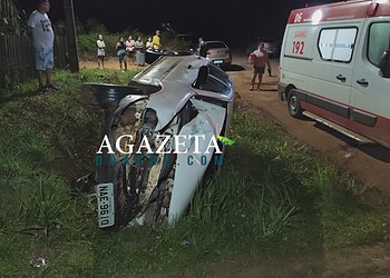 Mulher flagra marido com suposta amante, joga carro contra moto e tomba veículo em Rio Branco