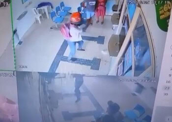 VÍDEO: Criminoso atira contra vidro de lotérica e rouba celular de clientes no Acre