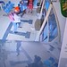 VÍDEO: Criminoso atira contra vidro de lotérica e rouba celular de clientes no Acre