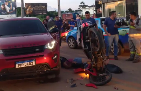 Brasiléia: Mulher fica ferida em acidente entre carro e moto. VÍDEO