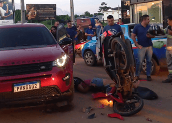 Brasiléia: Mulher fica ferida em acidente entre carro e moto. VÍDEO