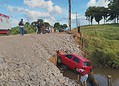Motorista sofre traumatismo craniano após perder controle e cair com carro em igarapé em Rio Branco